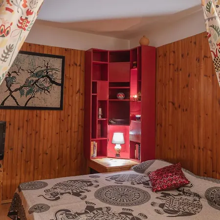 House - 4beds - Parking - Garden Apartment